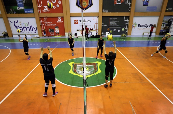 -Des femmes kurdes irakiennes jouent au volleyball dans un gymnase le 2 septembre 2018 à Arbil, la capitale de la région autonome kurde du nord de l'Irak. Il y a des décennies, les scènes d'athlétisme féminin étaient florissantes dans les 18 provinces irakiennes, avec des clubs actifs dans différents sports. Le conservatisme croissant dans certaines parties de la société irakienne, ont tous porté atteinte à la culture sportive des femmes. Photo SAFIN HAMED / AFP / Getty Images.