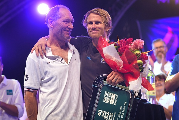 -Le skipper français Francis Joyon et le skipper français François Gabart célèbrent sur le podium à Pointe-à-Pitre, dans l'île de la Guadeloupe, aux Antilles, leur victoire. François Gabart est arrivé deuxième sur la ligne d’arrivée après s'être classé, sur le chemin, premier, à la voile en solo de la Route du Rhum, le 11 novembre 2018. Ainsi le navigateur français Francis Joyon, 62 ans, a remporté dimanche la course transatlantique de la Route du Rhum en un temps record. Photo LOIC VENANCE / AFP / Getty Images.