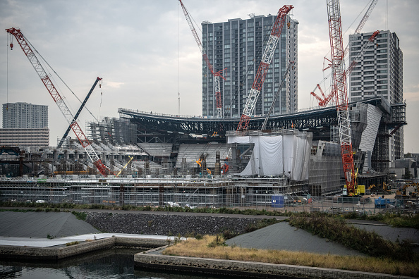 -Des tours se profilent sur l'aréna Ariake en construction qui accueillera le volleyball pour les Jeux olympiques de Tokyo 2020 et le basketball en fauteuil roulant pour les Jeux paralympiques. Le 12 novembre 2018 à Tokyo, au Japon. Photo de Carl Court / Getty Images.