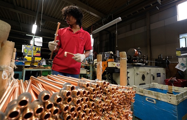 -Le 16 octobre 2018 montre un ouvrier indonésien traitant des tubes en cuivre dans une usine de Nakamoto à Oizumi. Le Japon vieillissant tente à contrecœur d'ouvrir ses portes aux travailleurs migrants alors qu'il fait face à de graves pénuries de main-d'œuvre, soulevant ainsi les foudres des conservateurs inquiets de l'immigration de masse. Photo KAZUHIRO NOGI / AFP / Getty Images.