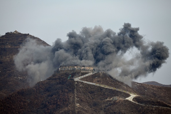 -Cette vue générale montre une explosion dans le cadre du démantèlement d'un poste de garde sud-coréen dans la zone démilitarisée divisant les deux Corées à Cheorwon le 15 novembre 2018. Les deux Corées ont commencé à détruire 20 postes de garde le long de leur frontière fortement fortifiée. Photo JUNG YEON-JE / AFP / Getty Images.