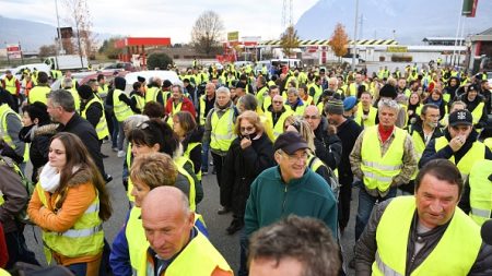 « Gilets jaunes »: premiers rassemblements à travers le pays