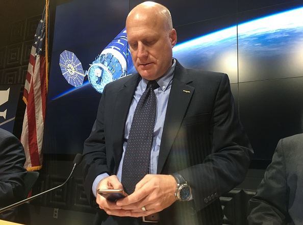 -Kurt Eberly, vice-président Antares chez Northrop Grumman de la NASA, examine son téléphone portable à la suite du lancement réussi d'une fusée Antares à destination de la Station spatiale internationale le 17 novembre 2018 à Wallops Island, en Virginie. Un cargo Cygnus sans équipage a décollé samedi en direction de la Station spatiale internationale. Il s'agissait de la deuxième mission d'approvisionnement en 24 heures, destinée à acheminer vivres et fournitures aux astronautes vivant dans l'espace. Photo IVAN COURONNE / AFP / Getty Images.