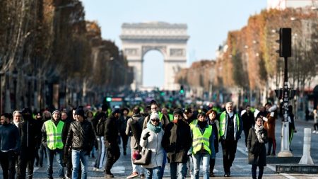 Mouvement des « gilets jaunes » : les Champs-Elysées partiellement bloqués