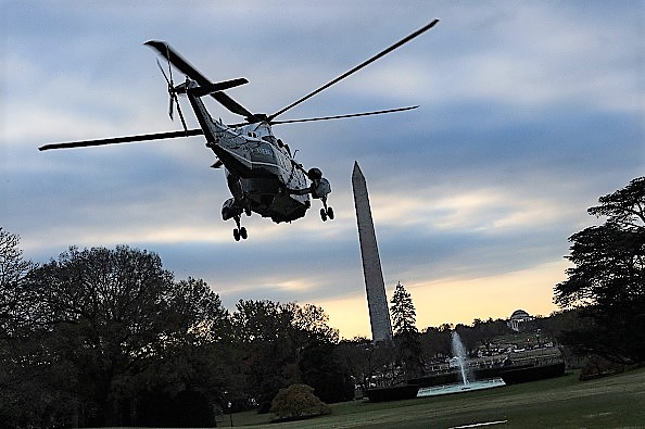 -Marine One décolle avec le président américain Donald Trump à bord. Le président se rend en Californie pour visiter la zone sinistrée de Camp Fire le 17 novembre 2018. Plus de 1000 personnes sont portées disparues dans le pire feu de forêt qui ait jamais frappé l'État américain le plus riche. Le soi-disant feu de camp, a maintenant fait 71 victimes. Photo ERIC BARADAT / AFP / Getty Images.