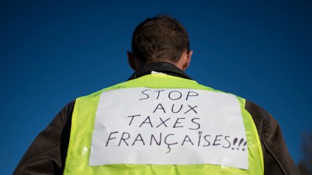 « Gilets jaunes » : plus de 400 personnes blessées, dont 14 gravement selon Castaner