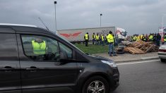 « Gilets jaunes » : un automobiliste tente de forcer un barrage et traîne un policier sur la route