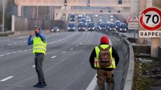 Les « gilets jaunes » poursuivent leurs actions, Emmanuel Macron appelle au « dialogue »