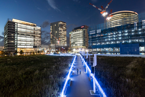 -Des piétons marchent devant le siège de Nissan Motor Co, dans la nuit du 21 novembre 2018 à Yokohama, Japon. Nissan a déclaré cette semaine que Ghosn, un vétéran de l'industrie automobile, et son haut dirigeant, Greg Kelly, faisaient l'objet d'une enquête depuis plusieurs mois. Le conseil d'administration de la société se réunira jeudi pour envisager leur destitution. Photo de Tomohiro Ohsumi / Getty Images.