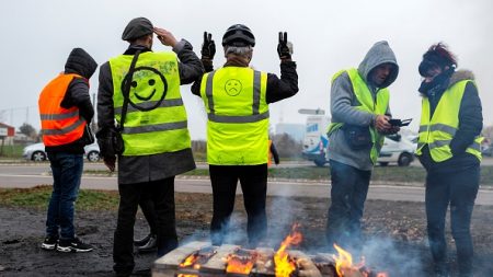 Rassemblement à Paris, actions en régions : les « gilets jaunes » lancent l' »acte 2″ de leur contestation