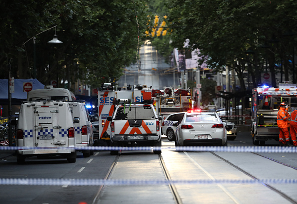 -En Australie un homme a été abattu par la police après avoir incendié sa voiture et poignardé plusieurs personnes dans le centre commercial Bourke St. L'homme a été arrêté sur les lieux et a été emmené à l'hôpital sous surveillance policière dans un état critique. Photo de Robert Cianflone / Getty Images.