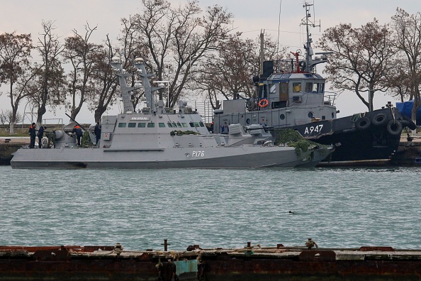 -Les navires de l'armée ukrainienne saisis sont vus dans un port de Kertch, en Crimée, le 26 novembre 2018. Kiev et Moscou ont été confrontés à la pire crise le 26 novembre 2018 alors que l'Ukraine et ses alliés occidentaux ont exigé la libération de trois navires saisi par la Russie près de la Crimée. Photo STR / AFP / Getty Images.