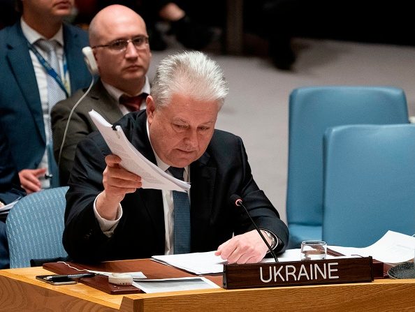 -L'ambassadeur de l'Ukraine auprès des Nations Unies, Volodymyr Yelchenko, prend la parole lors de la réunion du Conseil de sécurité des Nations Unies sur l'Ukraine, le 26 novembre 2018, aux Nations Unies à New York. Les Etats-Unis ont averti lundi la Russie que des "actions illégales" telles que la saisie de navires ukrainiens dans la mer d'Azov empêche le développement de relations normales entre Washington et Moscou. Photo DON EMMERT / AFP / Getty Images.