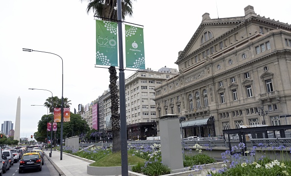 -Une bannière du sommet du G20 est visible devant le théâtre Colon, à Buenos Aires, le 27 novembre 2018. Photo JUAN MABROMATA / AFP / Getty Images.