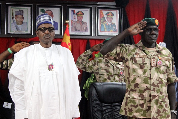 -Le président nigérien Muhammadu Buhari aux côtés du chef d'état-major de l'armée nigérienne, Tukur Yusuf Buratai, lors de la cérémonie d'ouverture de la conférence annuelle de l'état-major de l'armée, le 28 novembre 2018. Photo AUDU MARTE / AFP / Getty Images.