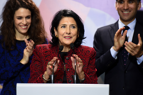 -La candidate à la présidence, Salomé Zurabichvili, s'est adressée aux médias à Tbilissi le 28 novembre 2018. Elle était en tête après la clôture du vote mercredi, une élection présidentielle très disputée. Photo de VANO SHLAMOV / AFP / Getty Images.