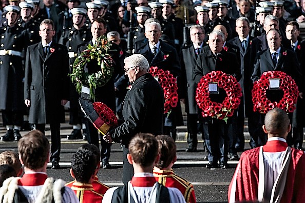 -Le président allemand Frank-Walter Steinmeier dépose une gerbe au mémorial du Souvenir dimanche au cénotaphe sur Whitehall le 11 novembre 2018 à Londres, Angleterre. L’armistice mettant fin à la Première Guerre mondiale entre les Alliés et l’Allemagne. Photo de Jack Taylor / Getty Images.