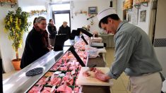 Une boucherie de Versailles aspergée de faux sang par des militants antispécistes