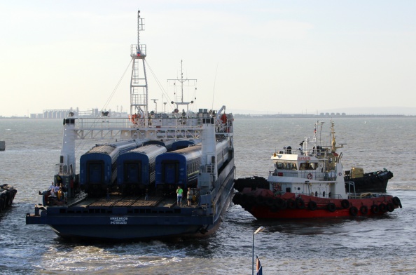 -Le ferry reliant  9 voitures de train Moscou-Simferopol, arrive à Port Crimée, près de Kertch, après avoir traversé le détroit de Kertch depuis Port Caucase (Kavkaz). Le premier train empruntant cette route contournant l'Ukraine, le trajet a duré jusqu'à 46 heures. Photo YURI LASHOV / AFP / Getty Images.