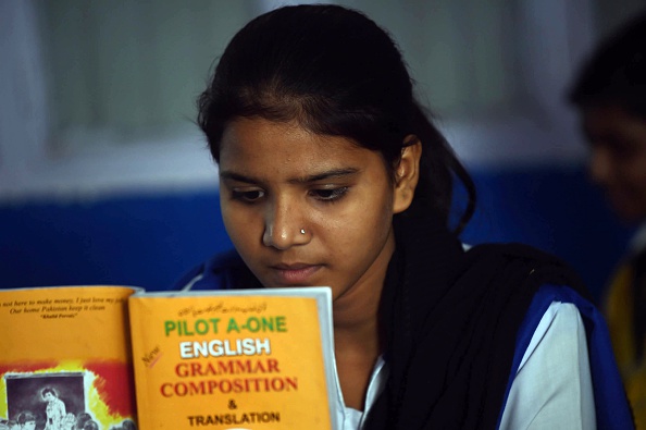 -Esham Masih, la fille d'Asian Bibi, une mère chrétienne pakistanaise condamnée à mort aux termes de la loi sur le blasphème, assiste à une classe dans une école à Lahore, elle étudie l’anglais. Photo Arif Ali / AFP / Getty Images.