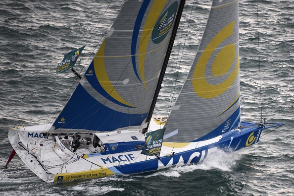 -Le skipper français François Gabart  à bord de 'Macif' au dernier pointage, tient la tête de la course, avec derrière lui, à seulement 25 milles nautiques (40 km), Armel Le Cléac'h. Photo DAMIEN MEYER / AFP / Getty Images.