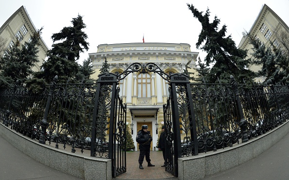 -Un officier de police surveille l'entrée du siège de la Banque centrale à Moscou le 17 décembre 2014. Photo YURI KADOBNOV / AFP / Getty Images.