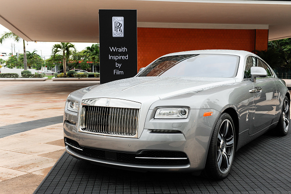 -Le 4 décembre 2015 à Miami, en Floride, une Rolls Royce. Photo par Sergi Alexander / Getty Images pour Isaac Julien Studio.