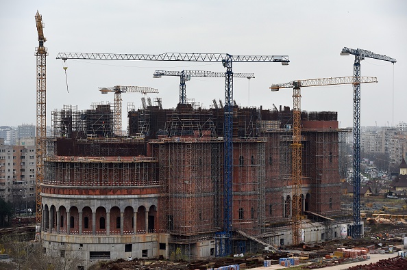 -La cathédrale à Budapest toujours en chantier et enveloppé dans un épais brouillard, a été consacrée, les fidèles ont suivi sur des écrans géants la messe célébrée par le patriarche œcuménique Bartholomée 1er de Constantinople et le patriarche roumain Photo .DANIEL MIHAILESCU / AFP / Getty Images.