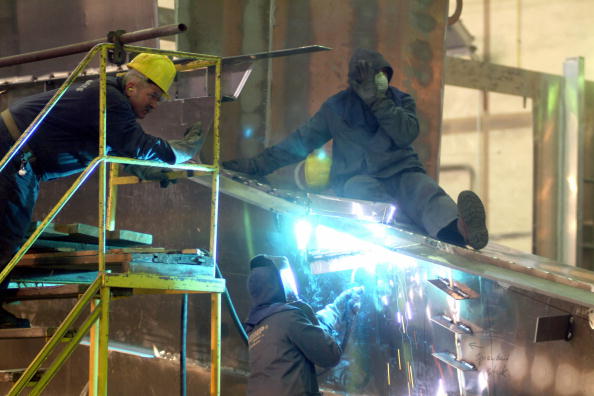 -(Illustration) Un ouvrier du chantier naval de Gdansk en Pologne. Photo RAFAL LASOTA / AFP / Getty Images.