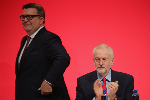 -Tom Watson à gauche a estimé vendredi que l'enquête allait "faire taire le très petit nombre de personnes qui croient encore que l'antisémitisme n'existe pas dans mon parti". Photo de Christopher Furlong / Getty Images.