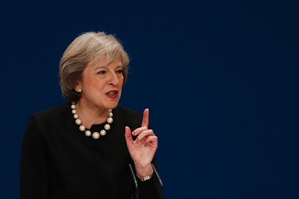 -La première ministre britannique Theresa May fait un geste en prononçant son discours lors de la première journée de la conférence annuelle du parti conservateur à l'International Convention Centre de Birmingham, au centre de l'Angleterre. Des questions sur comment et quand il sortira le pays de l'Union européenne après le vote sur le Brexit. Photo ADRIAN DENNIS / AFP / Getty Images.