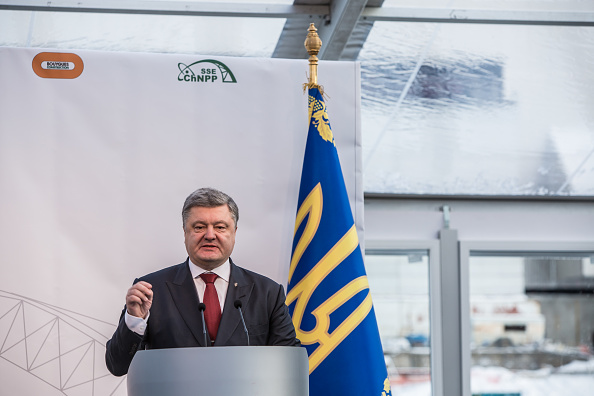 -Le Parlement ukrainien se réunira pour une session extraordinaire et pourrait déclarer la loi martiale pour 60 jours dans ce pays à la demande du président Petro Porochenko. Photo by Brendan Hoffman/Getty Images.