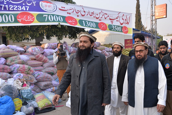 -Le 5 décembre 2016, le leader pakistanais de l'organisation interdite Jamaat-ud-Dawa, Hafiz Saeed, passe à côté des secours destinés aux Cachemiriens pakistanais déplacés. Photo AAMIR QURESHI / AFP / Getty Images.