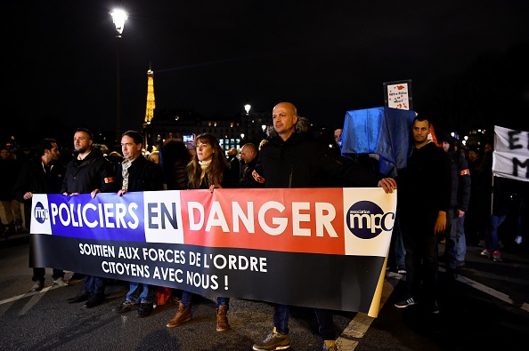 Maggy Biskupski et des policiers avec leur bannière MPC (Mobilisation des policiers en colère)        (Photo : BERTRAND GUAY/AFP/Getty Images)