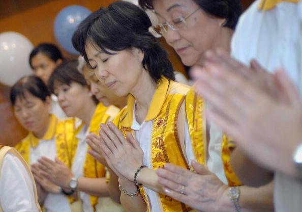 -Des bouddhistes méditent lors d'un rassemblement de prière dans une université de Manille, les participants prient pour la paix au Myanmar. Photo JAY DIRECTO / AFP / Getty Images.