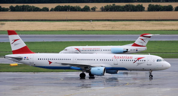 -Des avions d'Austrian Airlines sur le tarmac de l'aéroport Schwechat à Vienne. Photo SAMUEL KUBANI / AFP / Getty Images.