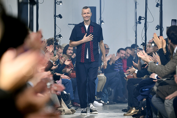 -Le designer Lucas Ossendrijver entouré d’applaudissements sur la piste lors du défilé Lanvin automne / hiver 2018-2019 dans le cadre de la Fashion Week de Paris le 21 janvier 2018 à Paris, en France. Photo de Pascal Le Segretain / Getty Images.