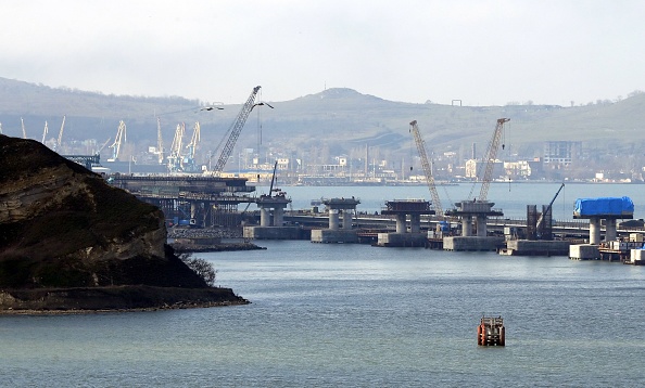 -Vue du chantier de construction du pont routier en Crimée sur le détroit de Kertch, le 14 mars 2018. Photo YURI KOCHETKOV / AFP / Getty Images.