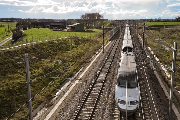 -Un train à grande vitesse LGV, les habitants de la campagne sont confrontés à des propriétés qui perdent de la valeur, à la désertion, soumises au bruit et aux vibrations sans jamais tirer parti du développement des transports. Photo JEAN-FRANCOIS MONIER / AFP / Getty Images.