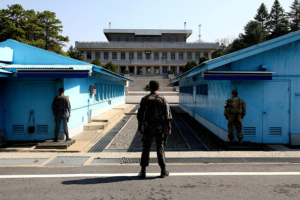 -Une portion de route dans la région de Cheorwon, a été construite quasiment à mi-chemin entre les deux Corées. Photo de Chung Sung-Jun / Getty Images.