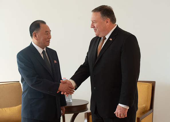 -Kim Yong Chol, vice-président de la Corée du Nord, serre la main du secrétaire d'État des États-Unis, Mike Pompeo, le 31 mai 2018 à New York. Une nouvelle rencontre est prévue pour cette semaine à New York. Photo BRYAN R. SMITH / AFP / Getty Images.