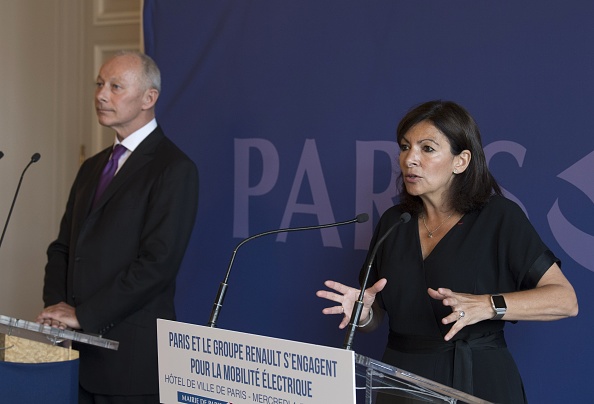 -Thierry Bolloré, directeur général adjoint du constructeur automobile français Renault et la maire de Paris, Anne Hidalgo. Photo ERIC FEFERBERG / AFP / Getty Images.