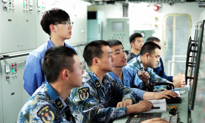 Des marins de l'Armée populaire de libération du peuple travaillant à bord du premier porte-avions fabriqué en Chine, lors de son premier essai en mer, le 18 mai 2018. (AFP/Getty Images)