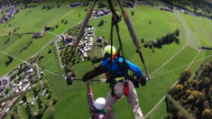 2 minutes de terreur en deltaplane alors que le pilote a oublié de raccorder le harnais de cet homme