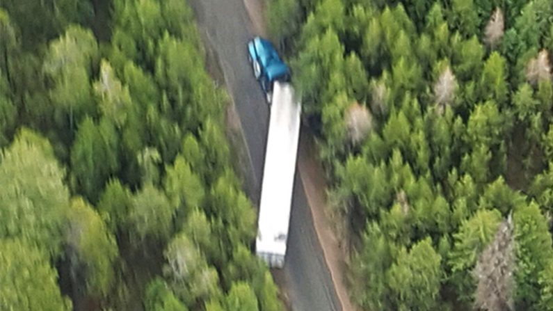 Un camion rempli de chips coincé sur la route enneigée et boueuse