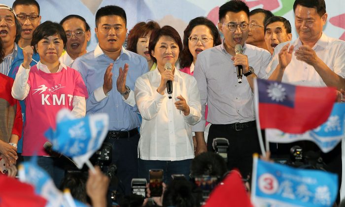 Lu Shiow-yen (C), du principal parti d'opposition Kuomintang (KMT), parle après sa victoire dans la course à la mairie de Taichung suite aux élections locales à Taipei le 24 novembre 2018. (AFP/Getty Images)