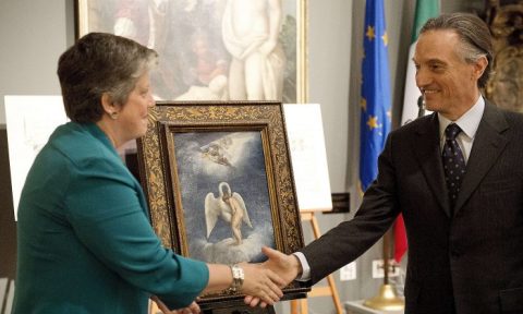 La secrétaire américaine à la Sécurité intérieure Janet Napolitano et l'ambassadeur d'Italie aux États-Unis Claudio Bisogniero dévoilent un tableau de la Renaissance de Lelio Orsi intitulé "Leda and the Swan" lors d'une cérémonie de rapatriement à Washington DC le 26 avril 2012. (Jim Watson/AFP/Getty Images)