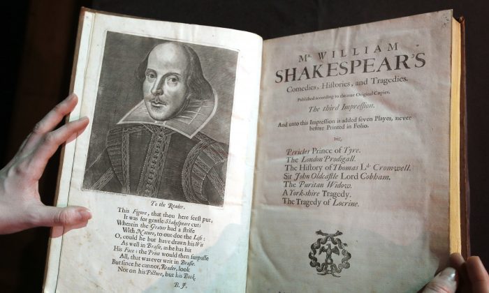 Un portrait de William Shakespeare est présenté dans le Troisième Folio à Londres le 16 mars 2016. William Shakespeare est mort il y a 400 ans, le samedi 23 avril. (AP Photo/Kirsty Wigglesworth)