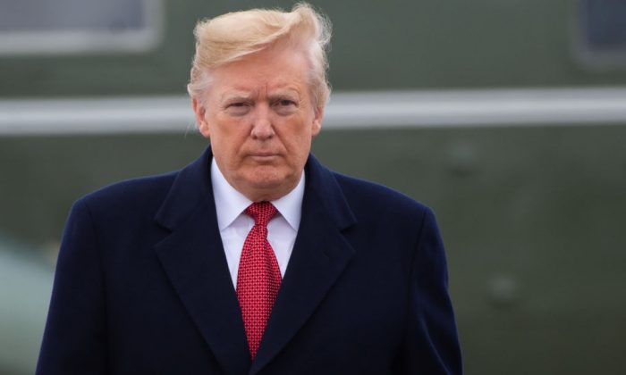 Le président américain Donald Trump arrive à bord d'Air Force One à la base interarmées Andrews dans le Maryland, le 9 novembre 2018, en route pour Paris. (Photo par SAUL LOEB/AFP/Getty Images)