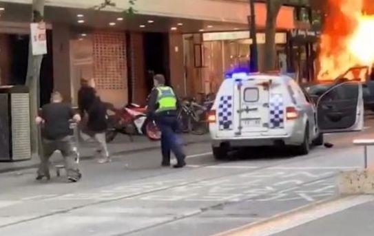 On voit l'homme sur la vidéo se précipiter sur l'agresseur avec son chariot